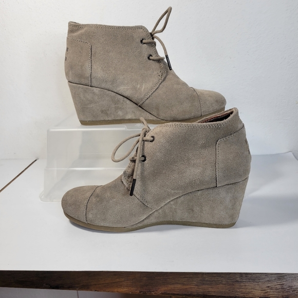 Womans TOMS Kala Wedge Lace up Suede Tan/Taupe Bootie Size 9 - Picture 1 of 9